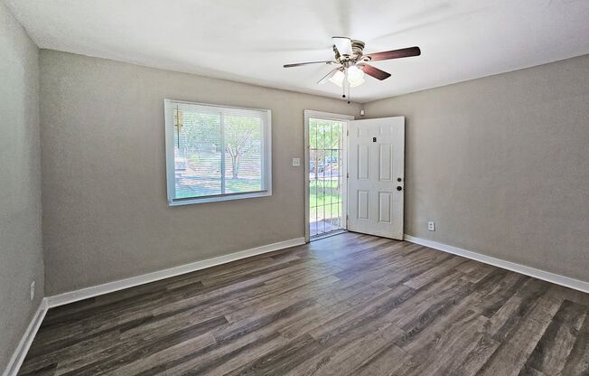 No Steps - 2/1 Duplex Near Hank Aaron Dr - Housing Vouchers Accepted