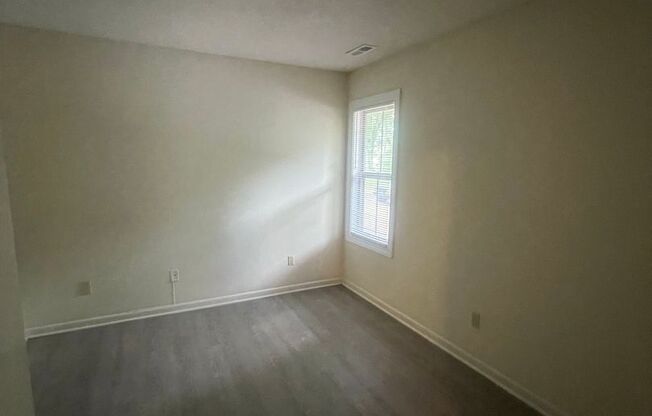 1402-M Gorman St. 1 Bedroom / 1 Bathroom ~ Walk to NCSU & on Wolfline ~