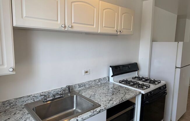 3 beds, 1 bath, $2,175, Unit 116B