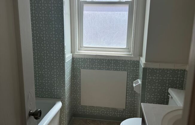 1 bed, 2 baths, 850 sqft, $1,500, Unit 300