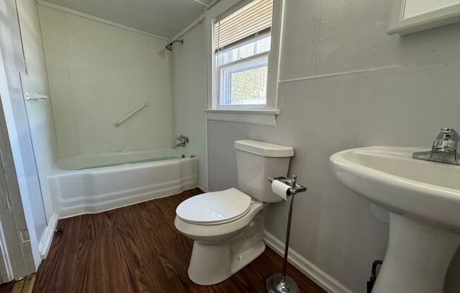 2 beds, 1 bath, $1,100