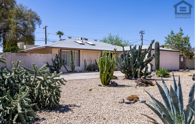 3Bed/2Bath House at 19th Ave/Camelback! Ready for Immediate Move-In! -- NO HOA! CORNER LOT!