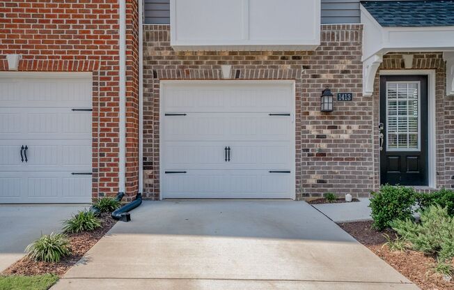 Gorgeous 3 Bed 3.5 Bath Luxury Townhome in Lakeside available in September!