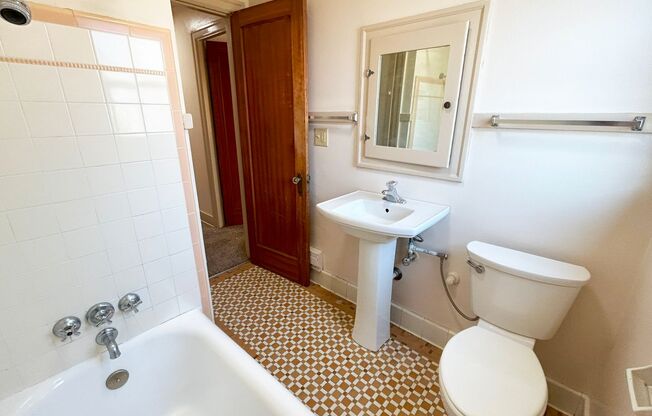 2 beds, 1 bath, 876 sqft, $1,995, Unit Court - D