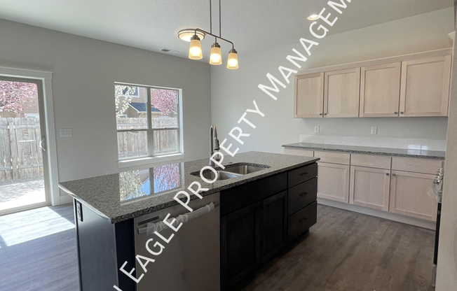 1411 N PINEVIEW LN