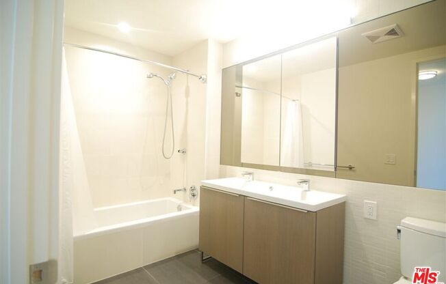 2 beds, 2.5 baths, 1,720 sqft, $5,500, Unit 2406