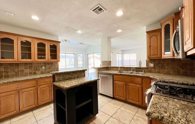 SPACIOUS 3BD/2.5BA HOME IN HENDERSON! W/ LOFT AND COVERED PATIO!