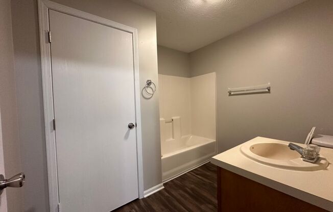 2 beds, 1 bath, 800 sqft, $850, Unit 797