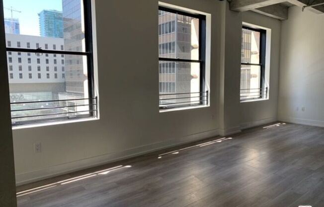 1 bed, 1.5 baths, 902 sqft, $3,075, Unit 614