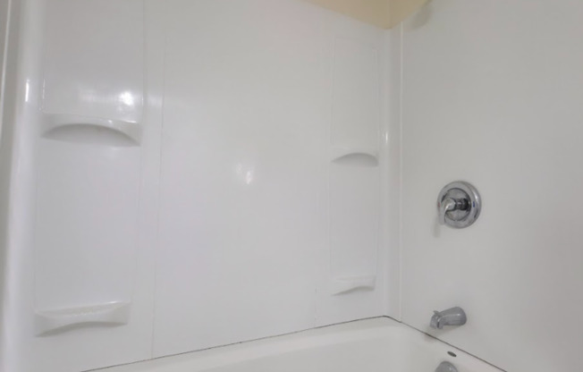 Single Family Home 2 beds 1 bath Available Now!