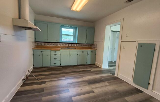 CUTE 2 bedroom, 1 bath home AVAILABLE NOW!