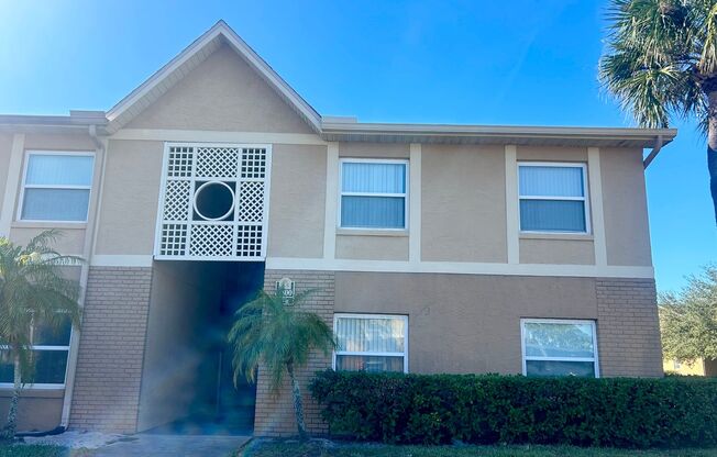 Spacious 2/2 Cozy Condo with a Screened Balcony in the Gated Community of Hawthorne Village - Orlando!