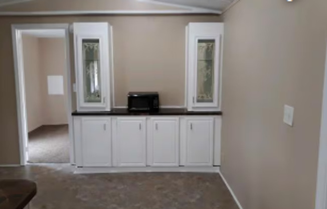 Charming 2 Bed/2 Bath Taylors Home with Spacious Yard & Convenient Greenville Access