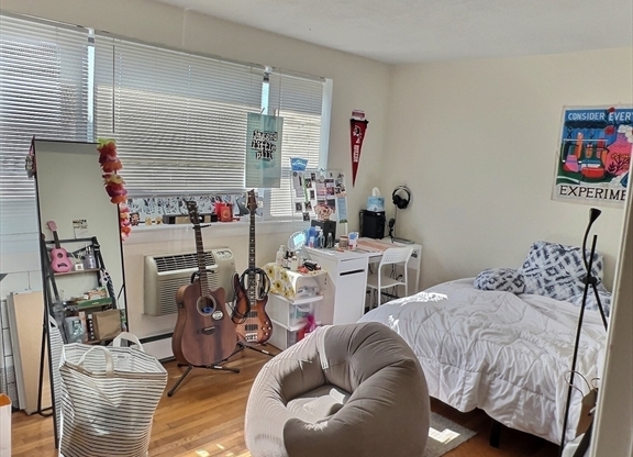 3 beds, 1 bath, 999 sqft, $3,900, Unit 31