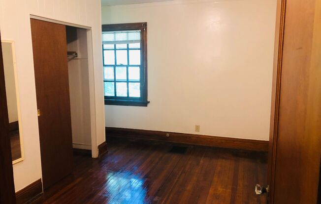 2 beds, 1 bath, $1,250, Unit C