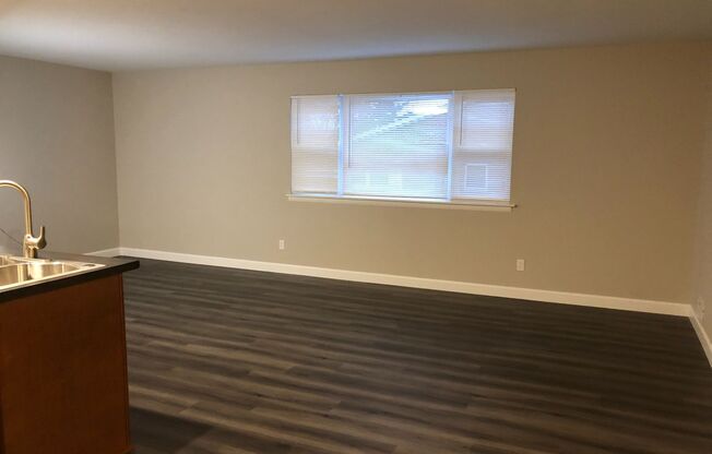 1 bed, 1 bath, 775 sqft, $1,300, Unit 1605E