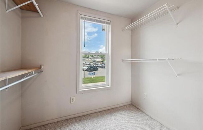 2 beds, 1 bath, $1,300, Unit Unit 2- Top Floor