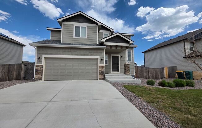 3 Bed 3 bath house in Lorson Ranch!