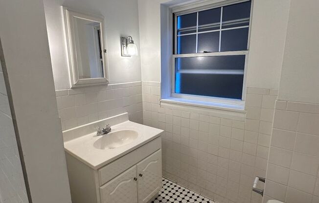 2 beds, 1 bath, 1,247 sqft, $2,000, Unit Old King Edward 18