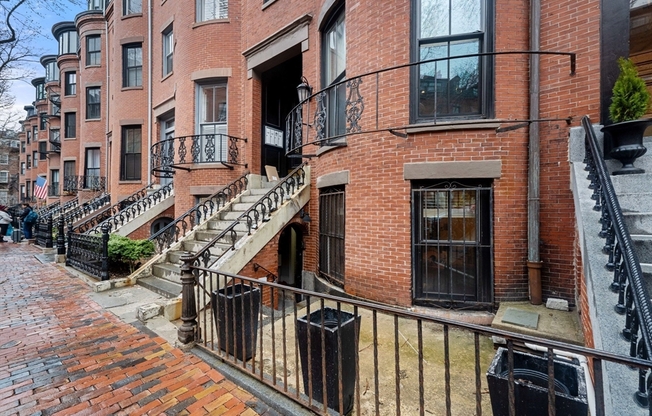 81 WALTHAM ST