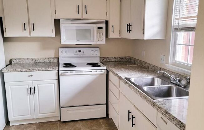 Adorable 2 bedroom, 2 1/2 bathroom townhome in Greensboro!