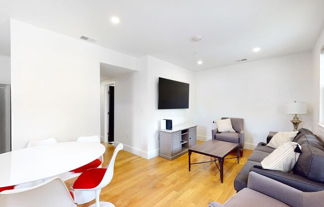 6 beds, 4 baths, $1,700, Unit 659 South Street Apt 1 - C