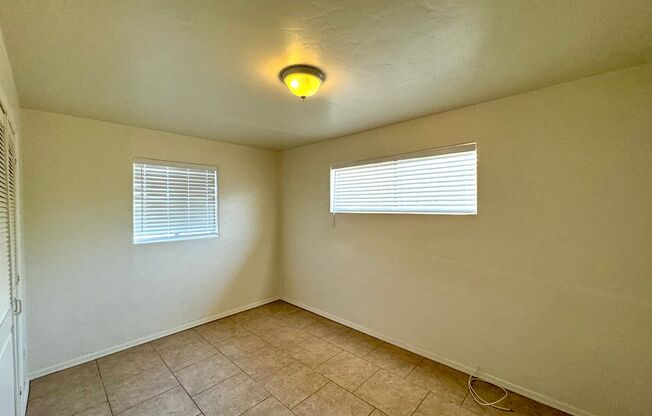 2 beds, 1 bath, $1,100