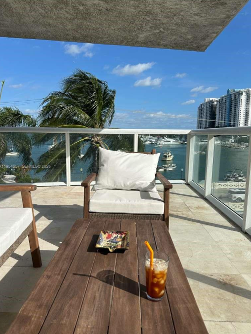 10 VENETIAN WAY