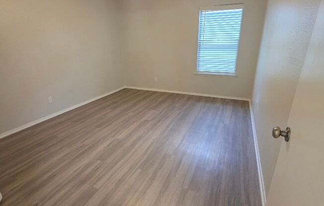 2 beds, 1 bath, 900 sqft, $1,321, Unit LAW11-116