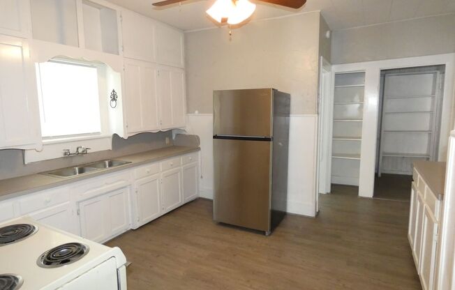 3 beds, 1 bath, $1,095