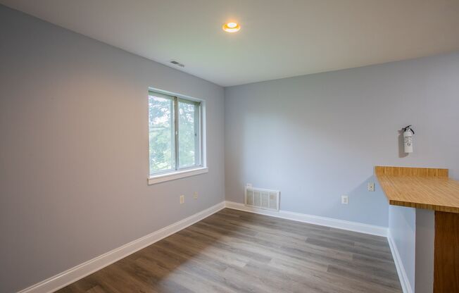 Beautiful Top Floor 1 Bedroom Condo in Columbia!
