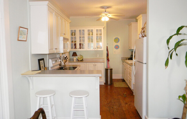 ARDSLEY PARK COTTAGE NEAR MCCAULEY PARK