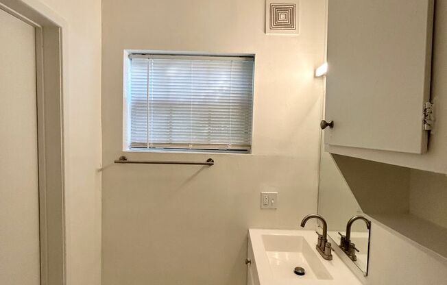 1 bed, 1 bath, 600 sqft, $1,075, Unit MAN21C