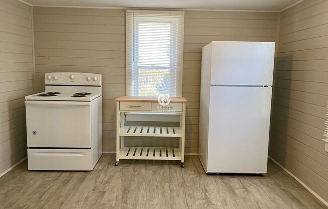 Remodeled 2 bedroom / 1 bathroom home available now!