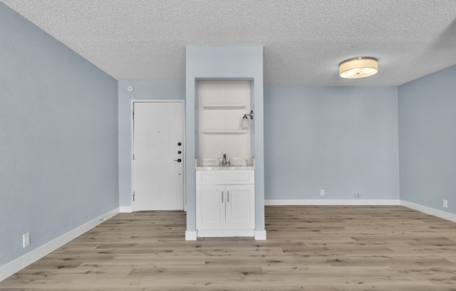 725 N ROYAL CREST CIR