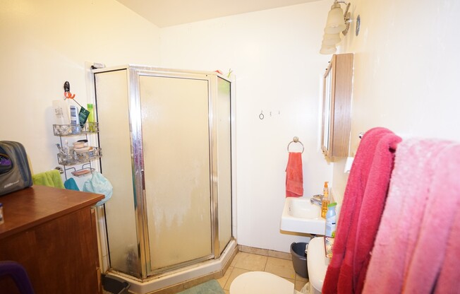 3 beds, 1 bath, $2,085, Unit 552