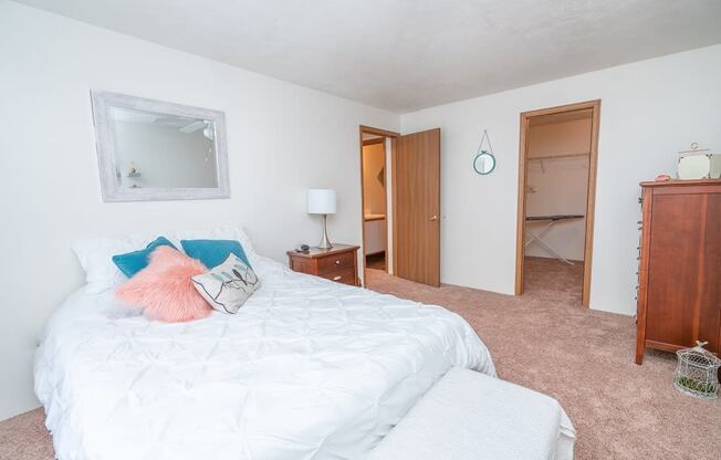 Bedroom With Closet at Kuder Estates Apartments, MRD Conventional, Warsaw, IN, 46582