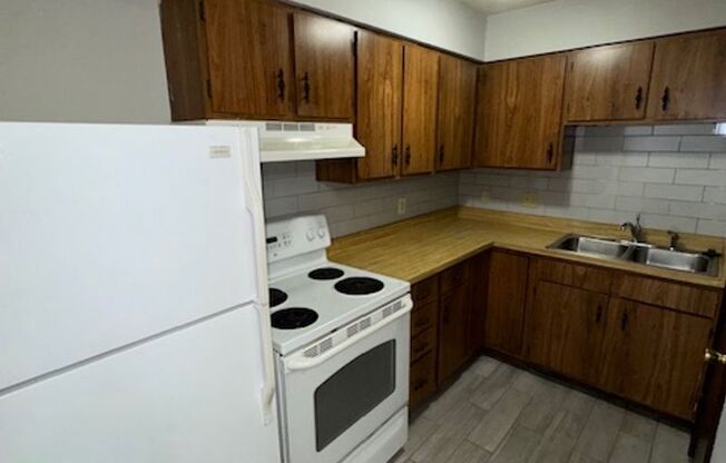 2 beds, 1 bath, $750, Unit C