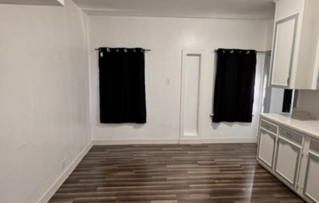 811 W 43 ST