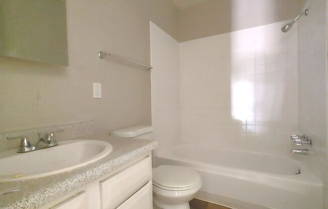 2 beds, 1 bath, 905 sqft, $995, Unit 1402-B