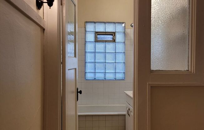 Studio, 1 bath, $895, Unit 14