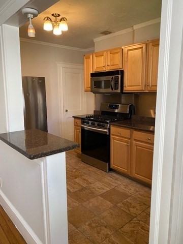 2 beds, 1 bath, 658 sqft, $2,600, Unit Q