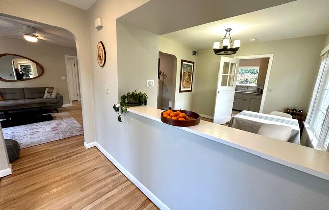Darling Bungalow in the heart of Broadview!!!!