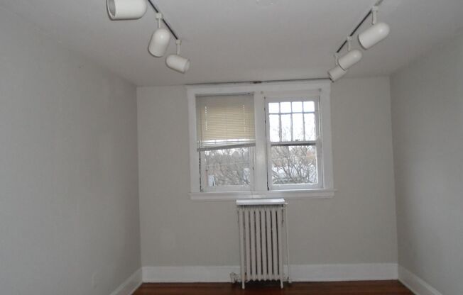 2 beds, 1 bath, $1,400, Unit 9