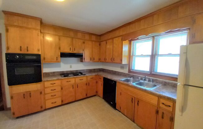 2 beds, 1 bath, 903 sqft, $1,290, Unit D-1