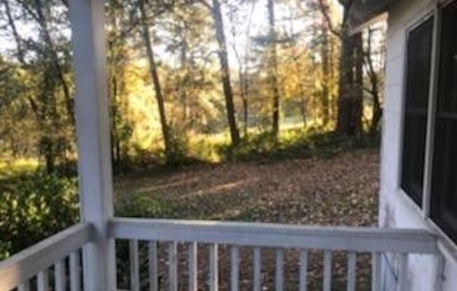 1032 HWY 54 W: Quaint & cozy 1BD, 1BA home that has lake view. Short distance to hospital, shopping, & restaurants. AVAILABLE NOW!