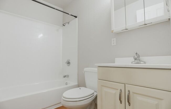 2 beds, 1 bath, 690 sqft, $2,800, Unit 200