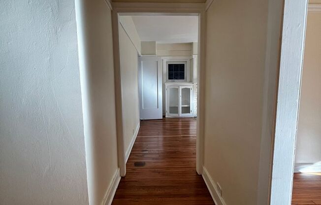 1 bed, 1 bath, 572 sqft, $1,485, Unit Old King Edward 17