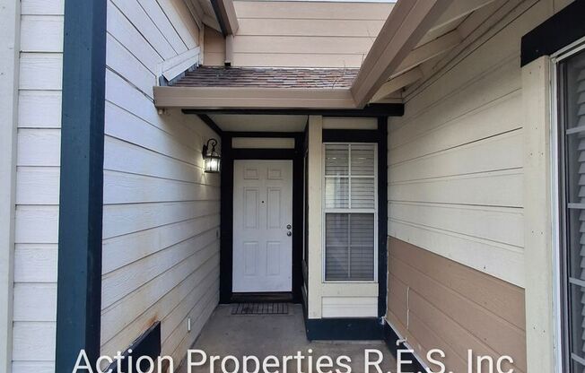 Antelope, 3 Bedroom 1450sq ft, New Paint, New Flooring, Gardner Patio, Shed Vaulted Ceilings