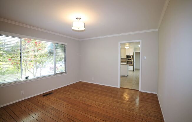 Spacious 4 bed/3 bath house near Downtown Burlingame available NOW!